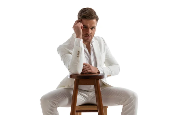 Κομψό Επιχειρηματίας Φορώντας Λευκό Κοστούμι Και Κρατώντας Αγκώνα Στην Καρέκλα — Φωτογραφία Αρχείου