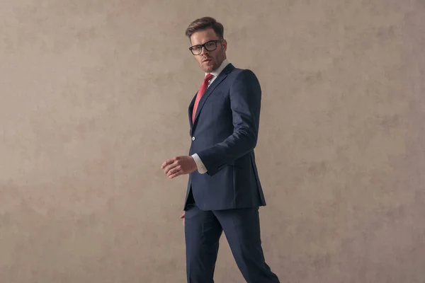 Side View Picture Elegant Businessman Suit Glasses Walking Front Beige — Stock Photo, Image
