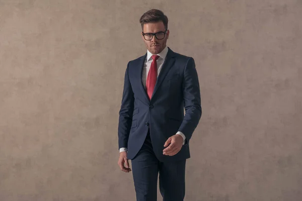 Retrato Hombre Negocios Guapo Con Elegante Traje Azul Marino Anteojos —  Fotos de Stock