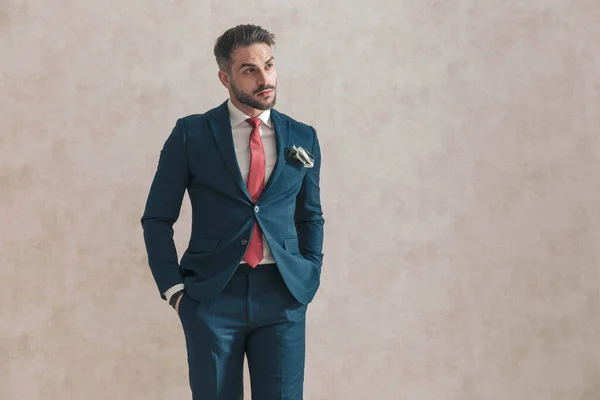 Portrait Unshaved Businessman Elegant Suit Looking Away Holding Hands Pockets — Stock Photo, Image