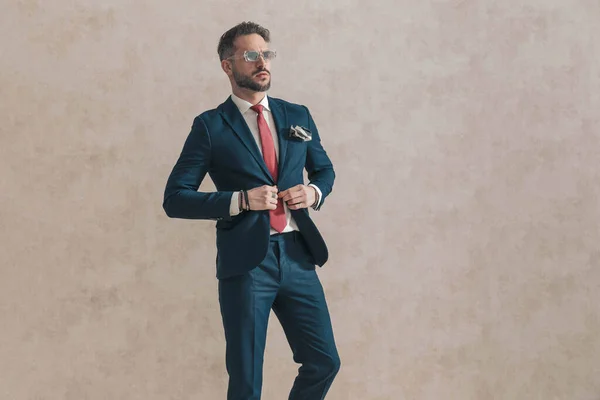 Cool Unshaved Businessman Sunglasses Buttoning Suit Looking Away While Posing — Stock Photo, Image