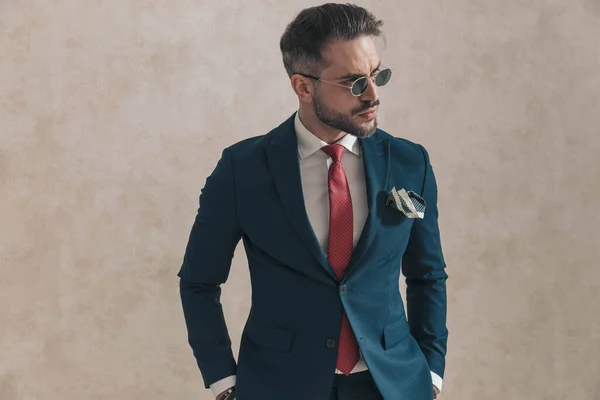 Hombre Barbudo Con Corbata Roja Pañuelo Cogido Mano Los Bolsillos — Foto de Stock