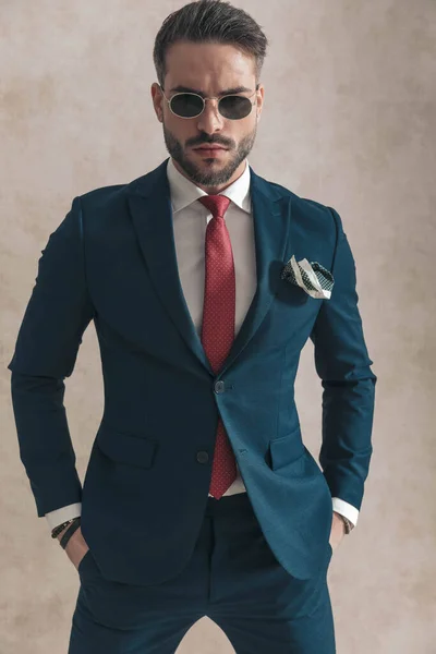 Portret Sexy Cool Businessman Garniturze Czerwonym Krawatem Trzymając Ręce Kieszeniach — Zdjęcie stockowe