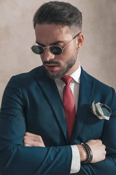 Recorte Retrato Retrato Sexy Barbudo Empresário Com Óculos Sol Braços — Fotografia de Stock