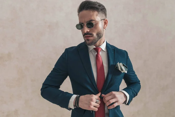 Sexy Junger Kerl Mit Sonnenbrille Und Aufklappbarem Marineblauem Anzug Trägt — Stockfoto