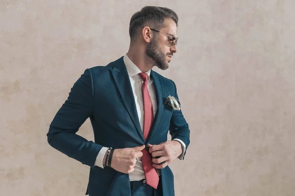 Retrato Hombre Barbudo Atractivo Con Gafas Sol Desabotonando Traje Mientras —  Fotos de Stock