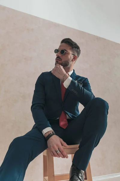 Cool Zamyślony Mężczyzna Eleganckim Garniturze Czerwonym Krawatem Chusteczką Dotykając Podbródka — Zdjęcie stockowe
