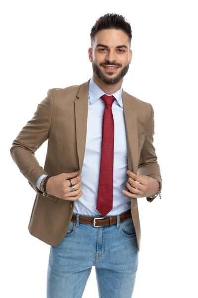 Homem Bonito Com Barba Sorrindo Abotoar Jaqueta Bege Posando Frente — Fotografia de Stock