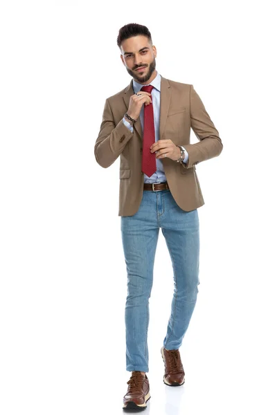 Pleine Longueur Image Confiant Homme Décontracté Intelligent Arranger Cravate Rouge — Photo