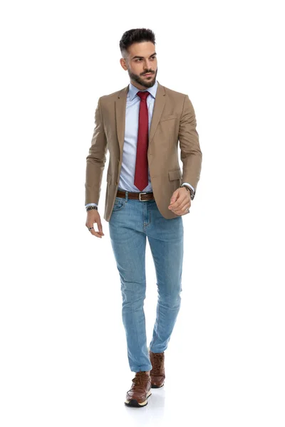 Homme Barbu Avec Cravate Rouge Veste Regardant Loin Marchant Isolé — Photo