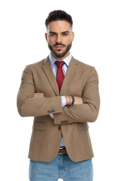 Jeune Homme Confiant Avec Veste Cravate Rouge Croisant Les Bras — Photo