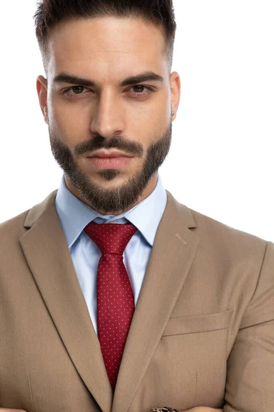 Ritagliato Portait Bell Uomo Affari Barbuto Con Cravatta Rossa Posa — Foto Stock