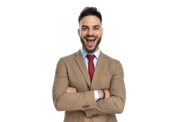 Retrato Jovem Animado Com Braços Dobrados Sendo Feliz Rindo Enquanto — Fotografia de Stock