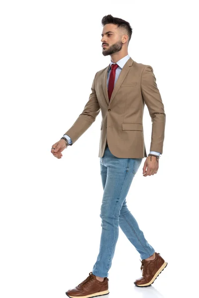 Uomo Sicuro Con Giacca Chiusa Cravatta Rossa Che Cammina Modo — Foto Stock