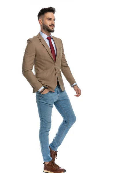 Attraente Uomo Elegante Con Mano Tasca Guardando Altrove Sorridendo Mentre — Foto Stock