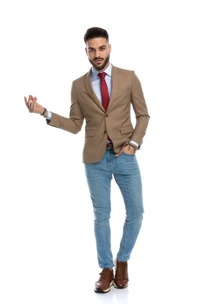 Orakad Smart Casual Modell Håller Hand Fickan Och Knäppa Fingrar — Stockfoto