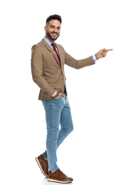 Διεγερμένος Cool Άντρας Γενειάδα Φορώντας Smart Casual Outfit Δείχνοντας Πλάι — Φωτογραφία Αρχείου