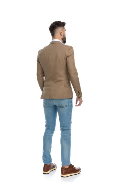 Rückansicht Einer Blauen Jeans Mit Turnschuhen Die Vor Weißem Hintergrund — Stockfoto