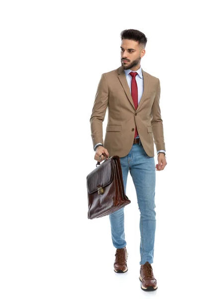 Fiducioso Giovane Uomo Con Cravatta Rossa Valigia Cercando Lato Camminando — Foto Stock