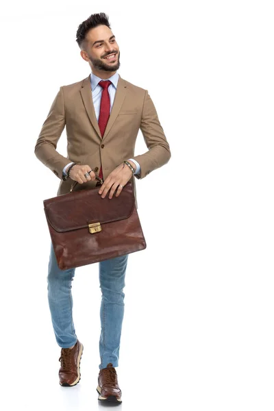 Aantrekkelijke Jonge Zakenman Met Rode Stropdas Holding Koffer Gelukkig Glimlachend — Stockfoto