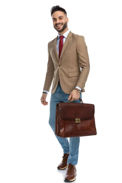 Ganzkörperbild Eines Glücklichen Jungen Mannes Mit Roter Krawatte Koffer Haltend — Stockfoto