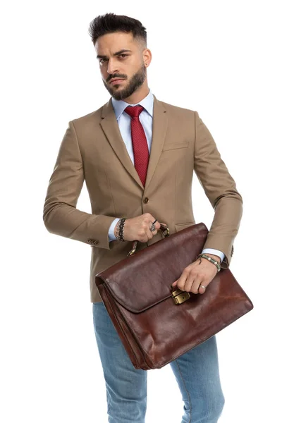 白い背景に剃られていない男の肖像 赤いネクタイ 保持し スーツケースを開く — ストック写真