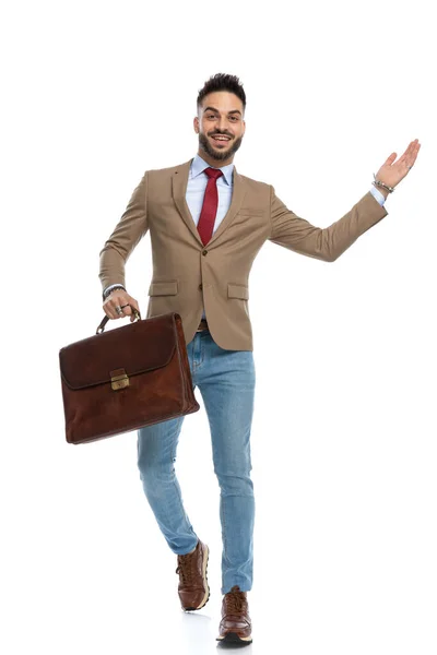 Homem Negócios Barbudo Com Saco Segurando Mão Para Cima Mostrando — Fotografia de Stock