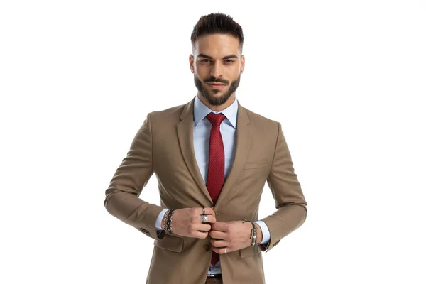 Retrato Joven Feliz Con Corbata Roja Ajustando Desabotonando Chaqueta Mientras —  Fotos de Stock