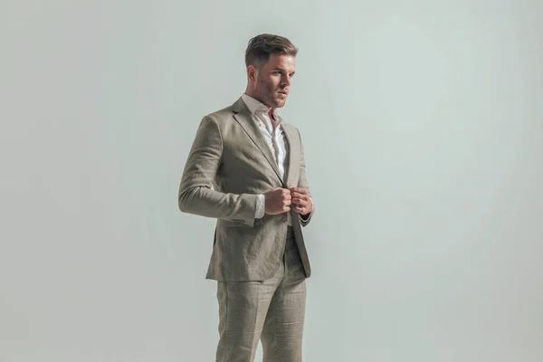 Porträt Eines Gutaussehenden Geschäftsmannes Der Zur Seite Schaut Während Anzug — Stockfoto