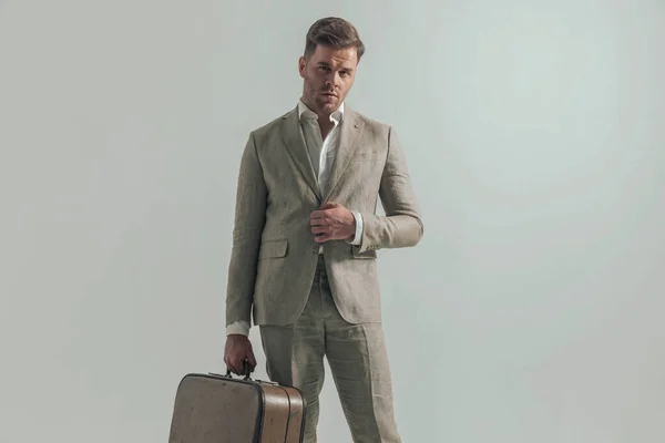 Young Businessman Unbuttoning Suit While Holding Luggage Travelling Taking Some — Stock Photo, Image