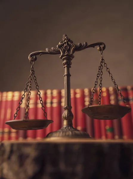 Conceito Justiça Direito Representado Pela Escala Bronze Frente Fileira Livros — Fotografia de Stock