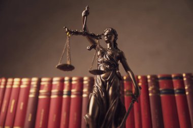 Bronz hukuk heykeli bir üniversitede iyi ve kötü arasındaki dengeyi sağlıyor. 