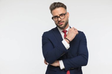 havalı gözlüklü şık bir adam moda pozu veriyor ve stüdyoda beyaz arka planda poz veriyor.
