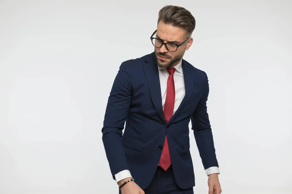 Sexy Uomo Affari Non Rasato Abito Elegante Con Cravatta Rossa — Foto Stock