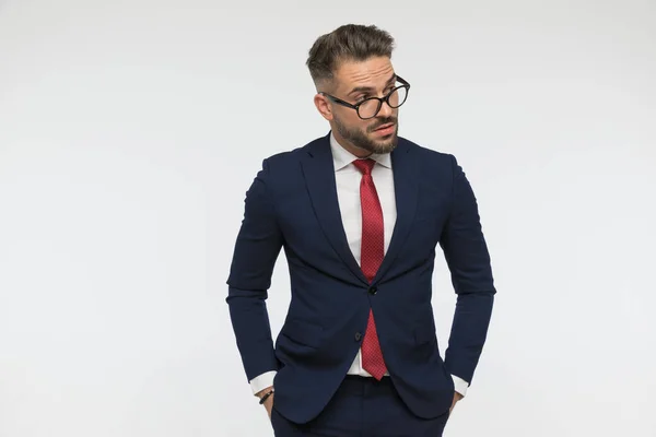 Gözlüklü Yakışıklı Adam Ceplerinde Ele Tutuşuyor Stüdyoda Beyaz Arka Planda — Stok fotoğraf