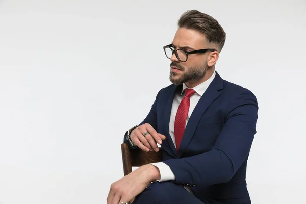 Ritratto Bel Ragazzo Elegante Giacca Cravatta Con Gli Occhiali Che — Foto Stock