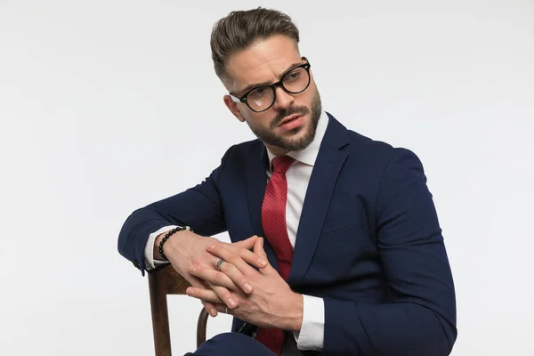 Stilvoller Eleganter Mann Mit Brille Posiert Auf Modische Weise Mit — Stockfoto