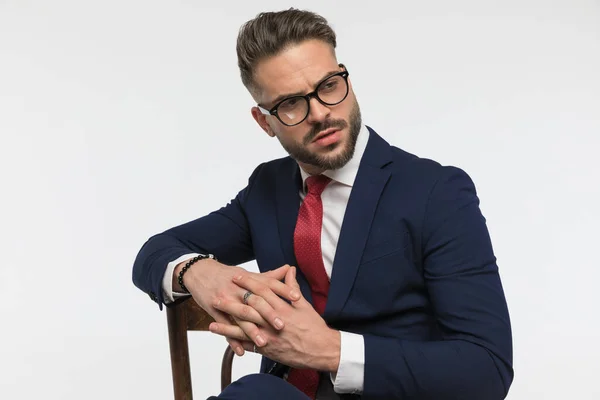 Elegante Uomo Elegante Con Occhiali Posa Modo Moda Con Gomito — Foto Stock