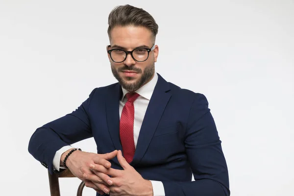 Sexy Uomo Affari Abito Elegante Tenendo Gomiti Sulla Sedia Posa — Foto Stock