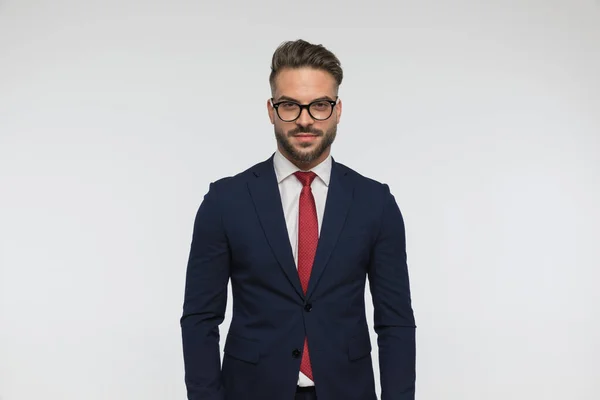Portré Vonzó Fiatal Üzletember Visel Szemüveg Öltöny Előtt Fehér Háttér — Stock Fotó