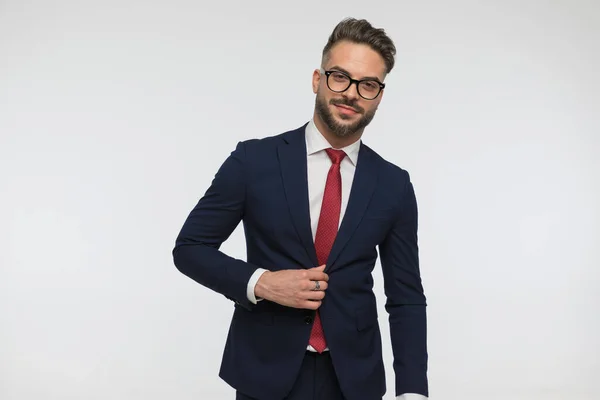 Gelukkig Bebaarde Man Met Bril Bevestiging Unbuttoning Pak Terwijl Glimlachen — Stockfoto