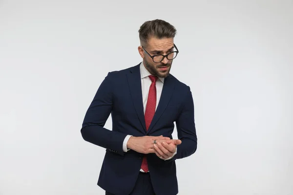Sexy Hombre Con Gafas Usando Traje Elegante Frotando Las Palmas — Foto de Stock