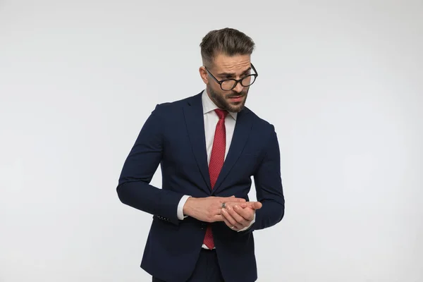 Sexy Uomo Con Gli Occhiali Indossa Abito Elegante Palme Sfregamento — Foto Stock