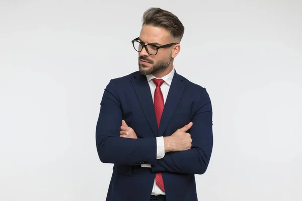 Retrato Hombre Sexy Sin Afeitar Con Los Brazos Plegables Gafas — Foto de Stock