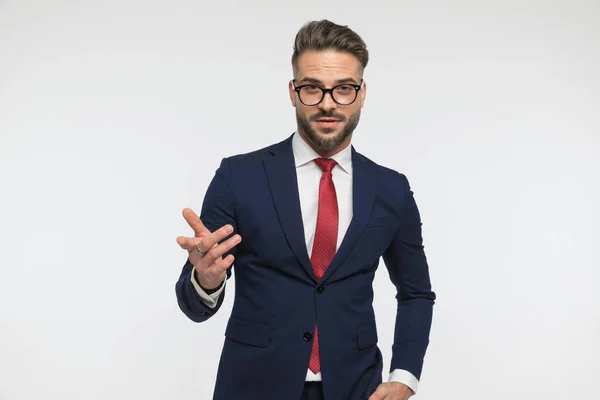 Homem Negócios Bonito Com Óculos Sendo Confiante Gesticulando Frente Fundo — Fotografia de Stock