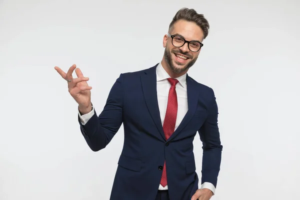 Retrato Homem Feliz Com Óculos Rindo Apontando Dedo Lado Frente — Fotografia de Stock