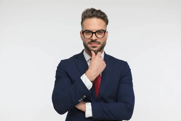 Retrato Homem Pensativo Com Óculos Tocando Queixo Pensando Enquanto Posando — Fotografia de Stock