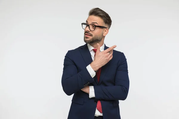 Bahagia Unshaved Pria Dengan Kacamata Melihat Samping Memiliki Percakapan Sambil — Stok Foto