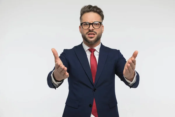 Homem Negócios Barbudo Com Óculos Gesticulando Mostrando Com Mãos Tendo — Fotografia de Stock