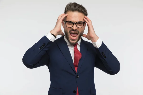 Porträt Eines Verrückten Jungen Geschäftsmannes Der Schreit Die Hände Vor — Stockfoto